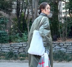 地味色コーデには「白小物」を差し色に！【モデル私服コーデ】