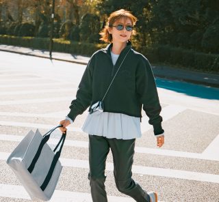 地味見えしない！40代が頼れる「ほぼ黒」なパンツコーデ7選