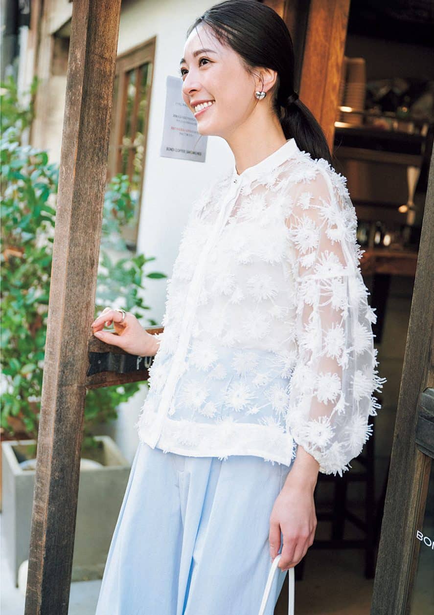 フラワーデザインのブラウス」ならいつものボトムス合わせでもパッと