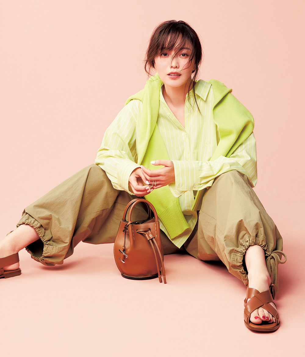 蛯原友里さんが着こなす！定番カラーで「色×色コーデ」組合わせ