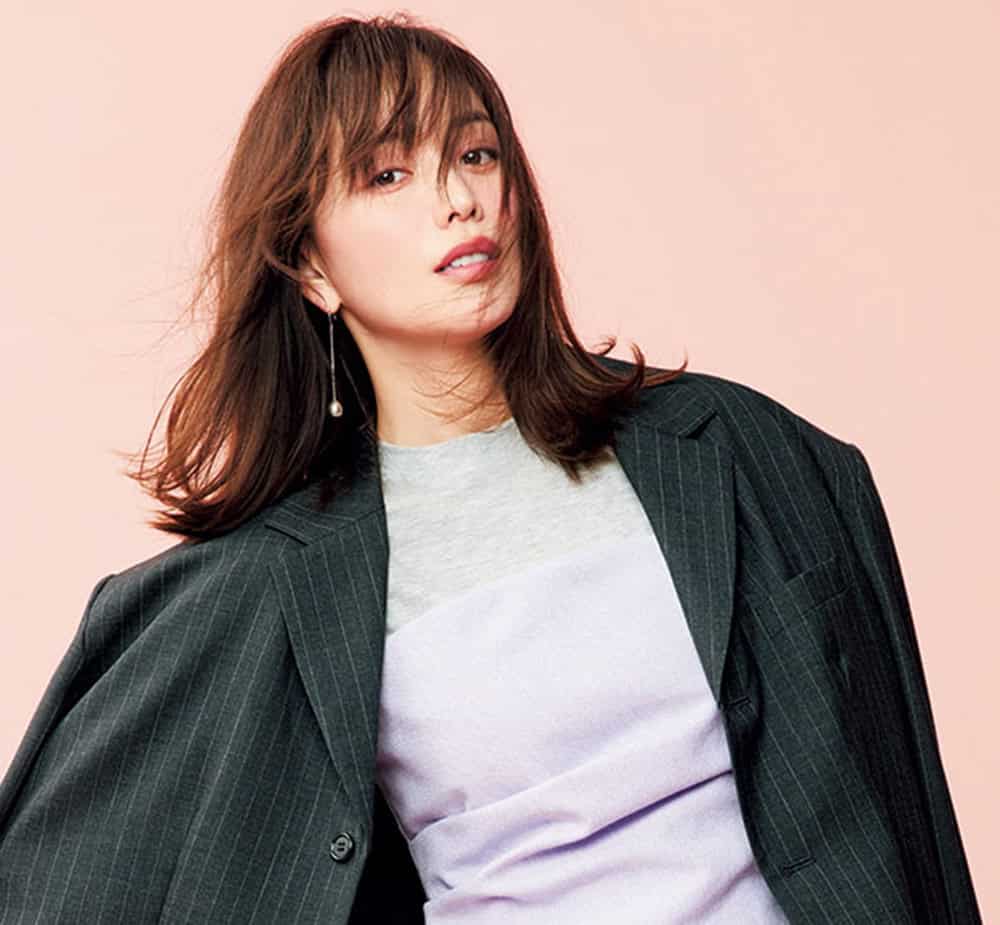 蛯原友里さんが着こなす！定番カラーで「色×色コーデ」組合わせ見本帳