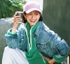 寒暖差のある日は【デニムジャケット×ハーフジップ】の旬レイヤードで