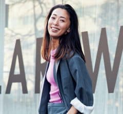 【40代のお仕事コーデ】ニューヨーカー風ジャケットStyleにピンクで甘さを