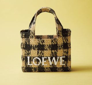 【ロエベ】の新作バッグをSTORYスタイリストがイチ推し中！