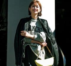 スウェットトップス×スカートで女性らしいカジュアルを！【40代コーデ3選】