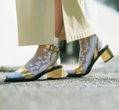 オシャレ上級者必見！「シルバー＆ゴールドサンダル×ソックス」の最適解とは？