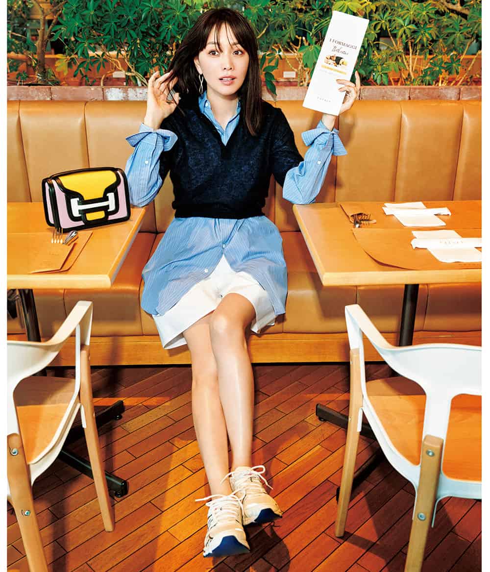 蛯原友里さんが着こなす！流行パンツコーデ【ラインパンツから