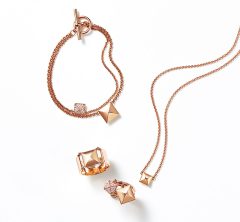 「エルメス」の美しいジュエリーがスタイリングの幅を広げてくれる