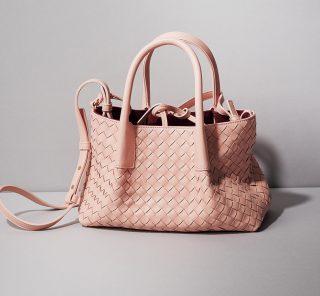 【ボッテガ・ヴェネタ】40代スタイリストが選ぶ〝ちょうどいい〟差し色バッグ