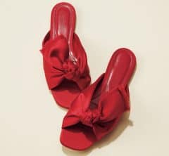 シンプル服に映える！STORYスタイリストが欲しいカラフル夏靴【2選】　