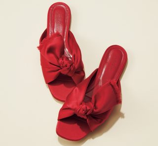 シンプル服に映える！STORYスタイリストが欲しいカラフル夏靴【2選】　