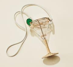 STORYスタイリストが見つけた！シンプル服がたちまち映えるお遊びバッグ【2選】　　　