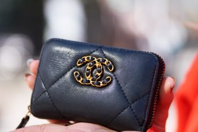 シャネル、セリーヌetc. 主流はミニウォレット派！【40代のハイブランド黒財布】SNAP5選
