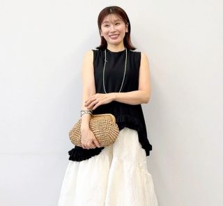 シンプルコーデが一気に華やぐ！40代は「甘めアイテム」で脱・地味見え【身長別コーデ】