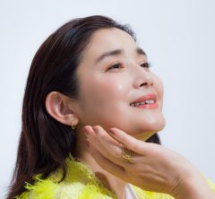 ハッピー感◎ 石田ひかりさん(53) が纏う、ポジティブイエローが華やかなデニムスタイル【特別カット集】