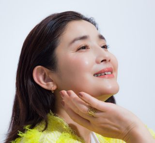 ハッピー感◎ 石田ひかりさん(53) が纏う、ポジティブイエローが華やかなデニムスタイル【特別カット集】