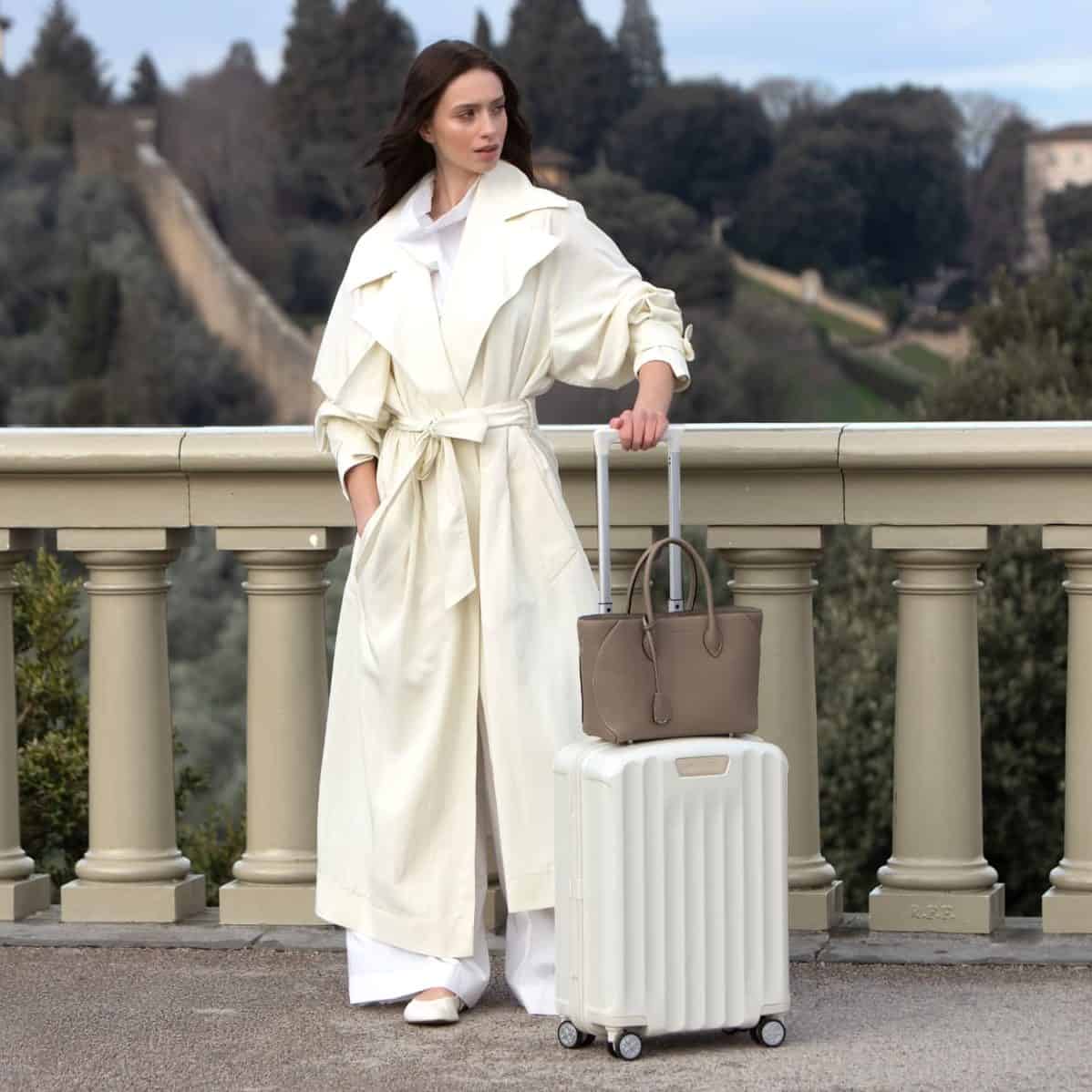 【未使用】フランス製CLAUDE ZANA★高級感あふれる形のキレイな大人スーツ 未使用】フランス製CLAUDE ZANA☆高級感あふれる形のキレイな大人