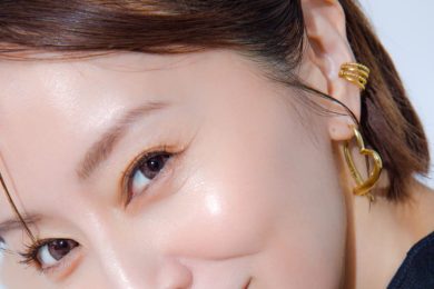 プチプラな【金属アレルギー対応アクセ】が使える！ 鈴木亜美さんが魅せる”ほぼ黒ファッション