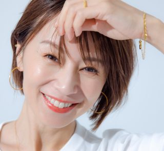 夏の定番Tシャツ×デニムは「金属アレルギー対応アクセ」で誰でも盛れる！鈴木亜美さんコーデ3選