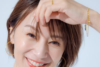 夏の定番Tシャツ×デニムは「金属アレルギー対応アクセ」で誰でも盛れる！鈴木亜美さんコーデ3選