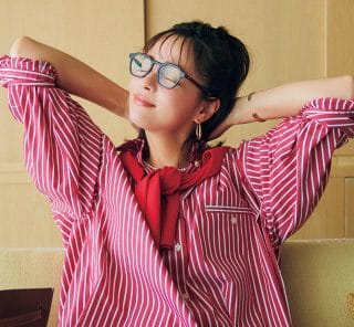 ”自分ファースト”をかなえる！加藤ローサさんの「華やか色シャツ」コーデ＆アイテム