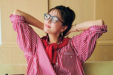 ”自分ファースト”をかなえる！加藤ローサさんの「華やか色シャツ」コーデ＆アイテム