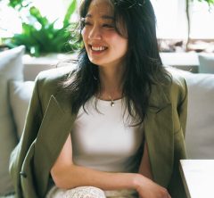【中越典子さんコーデ】送迎後のランチでも映える新勢力パンツとは？