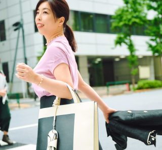 オシャレな人みんな何使ってる？ 「PCすっぽりINバッグ」働く40代SNAP！＜6選＞