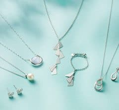 毎日のお守りに。夏の肌に映える【プラチナ・ウーマン】新作ジュエリー