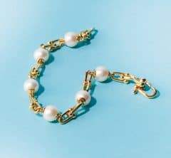 【STORYスタイリストも欲しい】１つでも存在感のある「ティファニー」で大人のシンプルスタイル完成