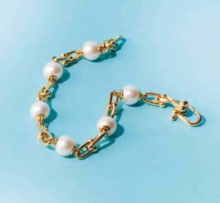 【STORYスタイリストも欲しい】１つでも存在感のある「ティファニー」で大人のシンプルスタイル完成