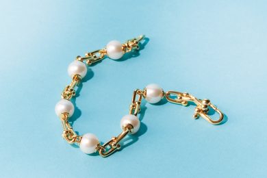 【STORYスタイリストも欲しい】１つでも存在感のある「ティファニー」で大人のシンプルスタイル完成
