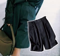 地味見え回避。夏の黒コーデは「透けトップス×ハーフパンツ」で軽やかに