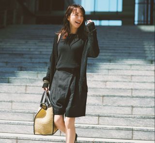 夏の通勤は涼しさ優先！【ハーフパンツ】でも「黒」ならオフィスで浮かない