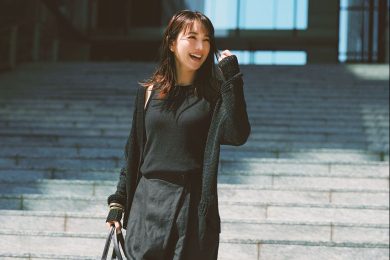 夏の通勤は涼しさ優先！【ハーフパンツ】でも「黒」ならオフィスで浮かない