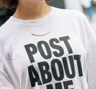 夏コーデが垢抜ける！40代オシャレ読者の「ロゴTシャツ」スナップ【7選】