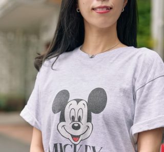 流行りの「キャラトップス」を、40代がオシャレに着るには？＜読者スナップ3選＞