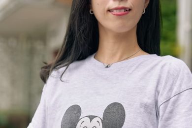 流行りの「キャラトップス」を、40代がオシャレに着るには？＜読者スナップ3選＞