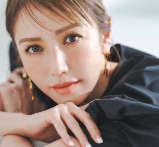 ヘア・メークのプロが指南！ヘアとメークを変えるだけで黒ワンピースが見違える！