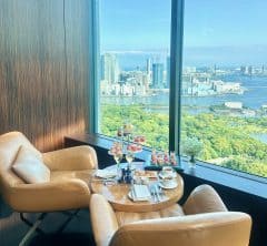 みずみずしい桃がたっぷり♡ 「コンラッド東京」で東京湾の絶景を眺めながらアフタヌーンティーはいかが?