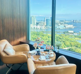 みずみずしい桃がたっぷり♡ 「コンラッド東京」で東京湾の絶景を眺めながらアフタヌーンティーはいかが？