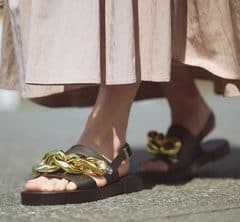 【歩きやすくて華がある】大人サンダル2選！小技が効いた「盛りデザイン」