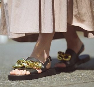 【歩きやすくて華がある】大人サンダル2選！小技が効いた「盛りデザイン」