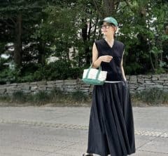 ほぼクロの日の差し色はグリーンで軽さを【モデル私服コーデ】