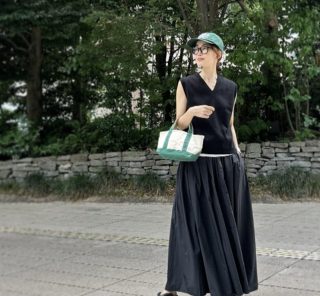 ほぼクロの日の差し色はグリーンで軽さを【モデル私服コーデ】