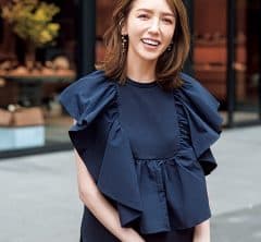 ワンツーコーデがおでかけ仕様になる！高級感たっぷりの大人ブラウスをプラスして