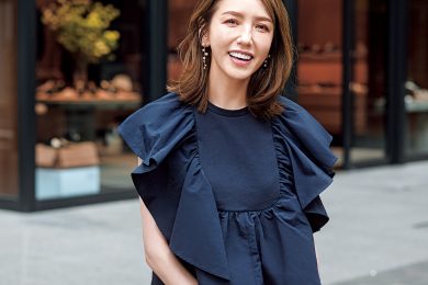 ワンツーコーデがおでかけ仕様になる！高級感たっぷりの大人ブラウスをプラスして