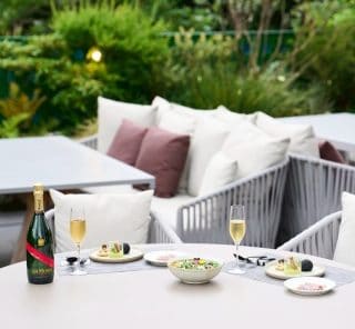 【開放感を堪能できる】テラスで味わうシャンパン付きフリーフロープランがオススメ！【ステラワークス レストラン アンド バー】