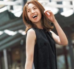 夏の定番【黒ワンピ】“去年と同じ”を変えるには旬顔羽織りをプラス！