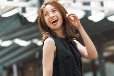 夏の定番【黒ワンピ】“去年と同じ”を変えるには旬顔羽織りをプラス！